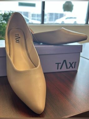 Taxi Women's Pointed Toe Beige Flats